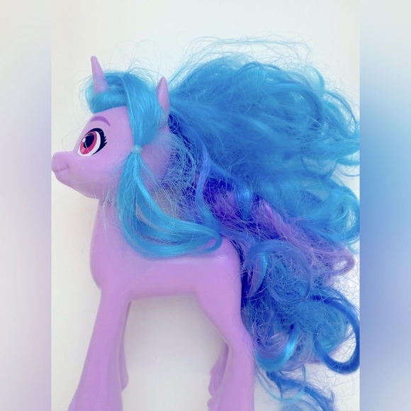 My Little Pony A New Generation Izzy Moonbow
Unicorn - Picture 8 of 8
